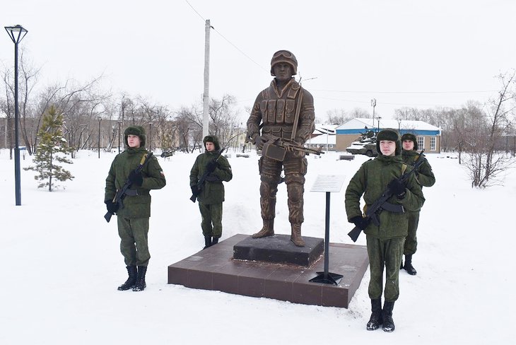Памятник Василию Потапову в Усолье-Сибирском. Фото пресс-службы управления Росгвардии по Иркутской области