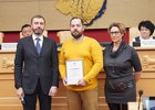 Александр Ведерников вручил представителям движения «Золотые руки ангела» сертификат на покупку швейного оборудования. Фото с сайта ЗС региона