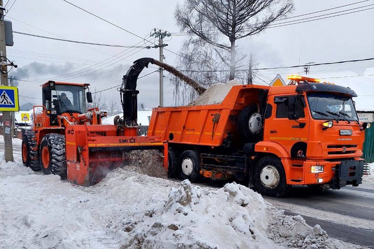 Уборка снега на улицах. Фото пресс-службы администрации Иркутска
