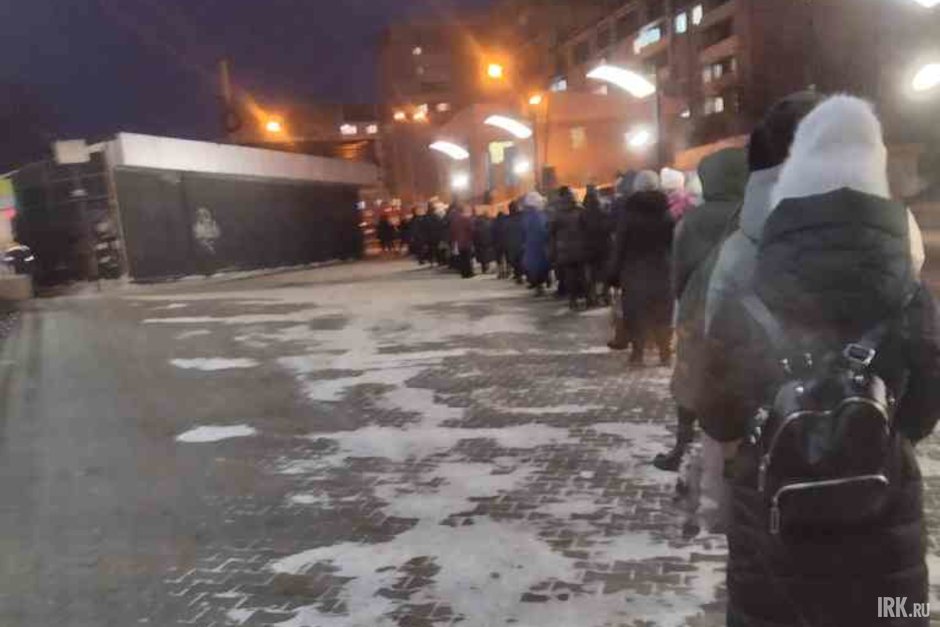 Очередь на маршрутку №4 на остановке «Гуманитарный центр»