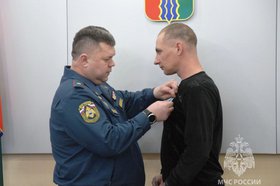 Вручение медали. Фото пресс-службы ГУ МЧС России по Иркутской области