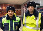 Сотрудник ДПС, которые помогли женщине с ребенком. Фото Госавтоинспекции