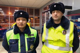 Сотрудник ДПС, которые помогли женщине с ребенком. Фото Госавтоинспекции