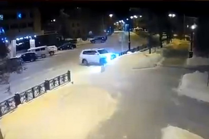 Авария в сквере Кирова. Скриншот видео из телеграм-канала «Город Иркутск»