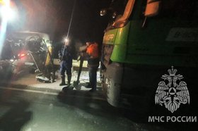 Сломавшаяся фура. Фото пресс-службы ГУ МЧС России по Иркутской области