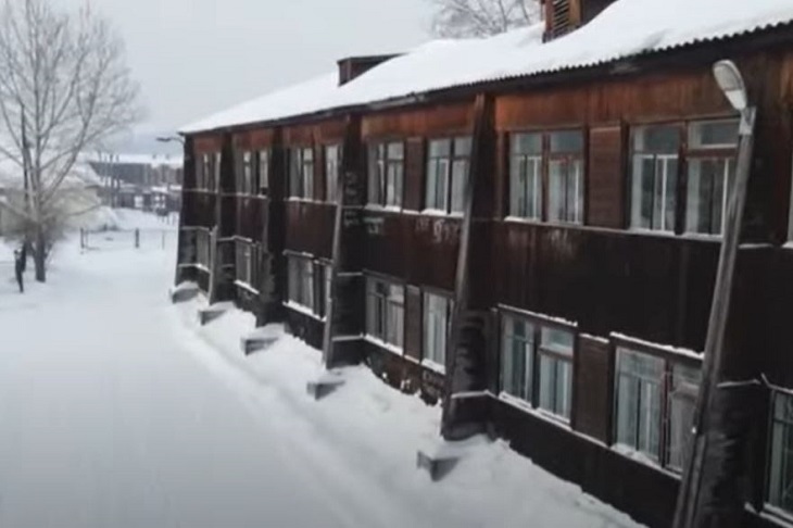Неэксплуатируемый блок школы №7 в Усть-Куте. Скриншот видео из телеграм-канала губернатора Игоря Кобзева