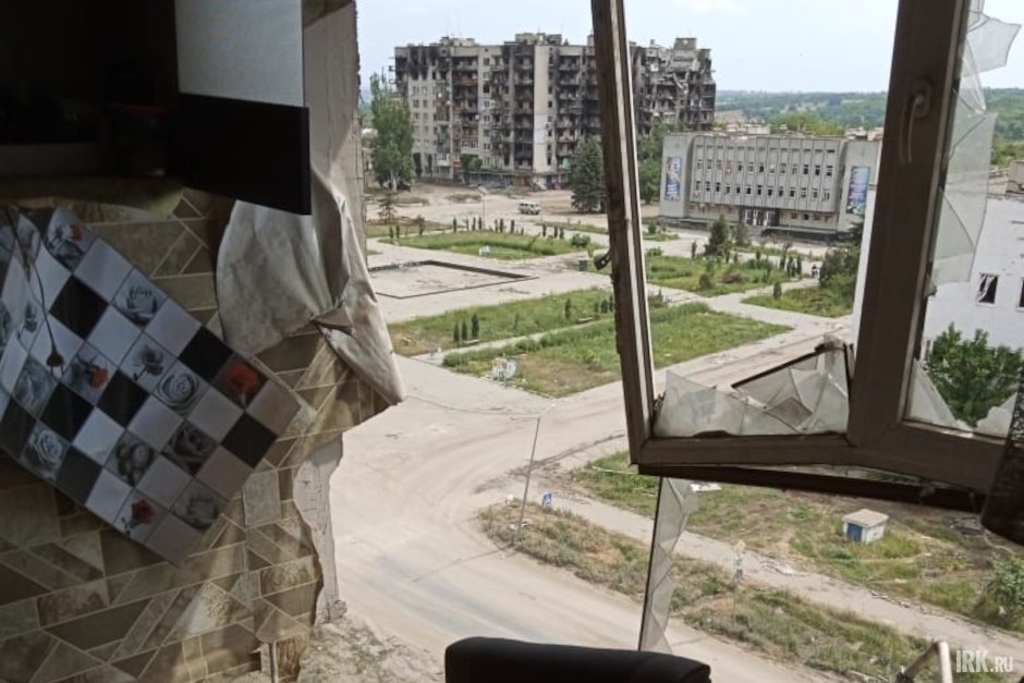 Донецкая Народная Республика. В одной из квартир многоэтажного дома, разрушенного в результате обстрела ВСУ