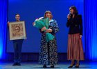 Наталья Варлей передает портрет Гайдая. Фото Иркутского областного кинофонда