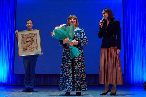 Наталья Варлей передает портрет Гайдая. Фото Иркутского областного кинофонда