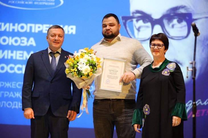 Вручение премии. Фото пресс-службы правительства Иркутской области