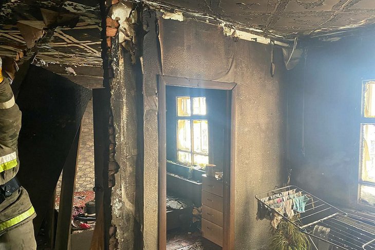Сгоревший дом в деревне Сорты. Фото пресс-службы прокуратуры Иркутской области