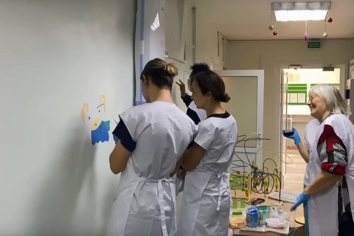 Волонтеры за работой. Скриншот видео Иркутской областной детской клинической больницы