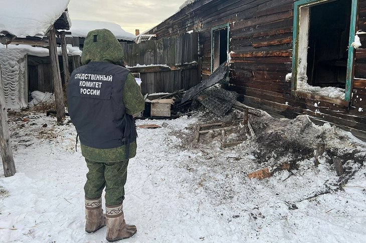 Сгоревший дом в деревне Сорты. Фото пресс-службы СУ СК России по Иркутской области