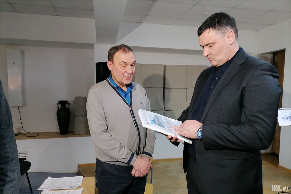 Директор ДШИ №10 Шестаков Александр и мэр иркутска Руслан Болотов