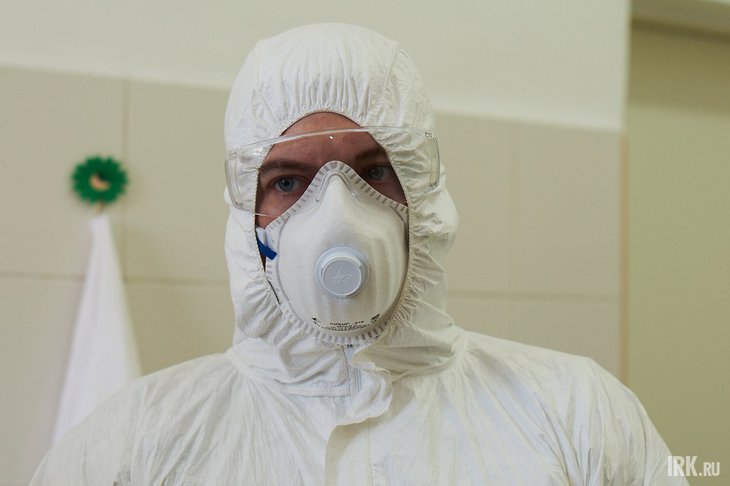 Врач в защитном костюме. Фото в IRK.ru