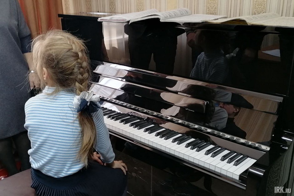 4-летняя Алина недавно начала учиться играть на пианино