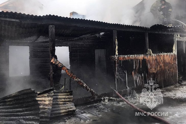 Пожар на улице Севастопольской. Фото пресс-службы ГУ МЧС России по Иркутской области