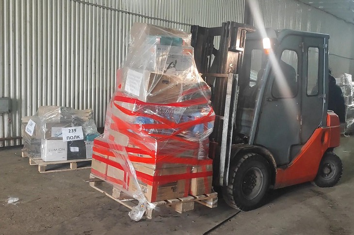 Погрузка посылок с гуманитарной помощью в фуру. Фото Народного фронта