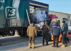 Погрузка посылок с гуманитарной помощью в фуру. Фото Народного фронта