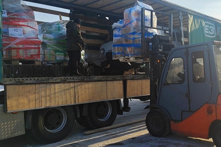 Погрузка посылок с гуманитарной помощью в фуру. Фото Народного фронта