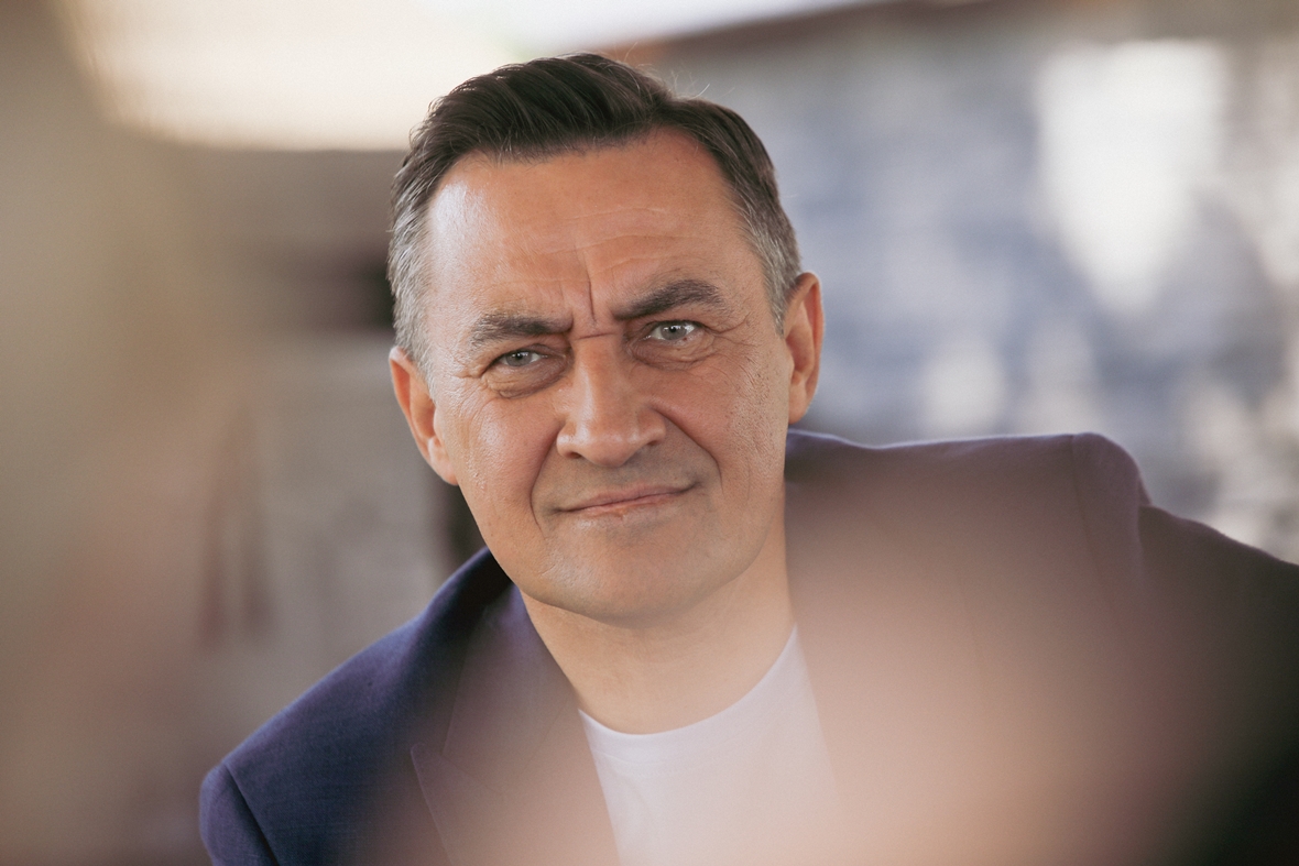 Камиль Ларин на съёмках фильма «О чём говорят мужчины. Простые удовольствия». Фото с сайта www.kinopoisk.ru Камиль Ларин на съёмках фильма «О чём говорят мужчины. Простые удовольствия». Фото с сайта www.kinopoisk.ru