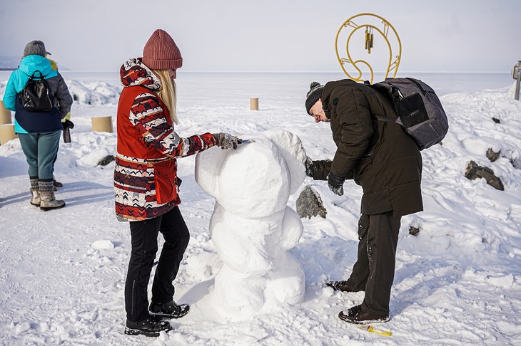 Создание фигуры из снега. Фото организаторов фестиваля