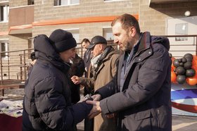 Вручение ключей от новый квартир в Черемхово. Фото пресс-службы ЗС региона