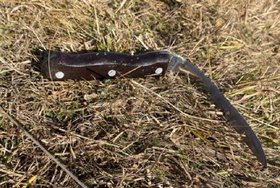 Нож, которым наносили удары женщине. Фото пресс-службы СУ СК России по Иркутской области