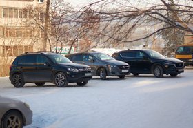 Машины на автостоянке. Фото Маргариты Романовой, IRK.ru
