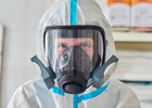 Врач в защитном костюме. Фото Маргариты Романовой, IRK.ru