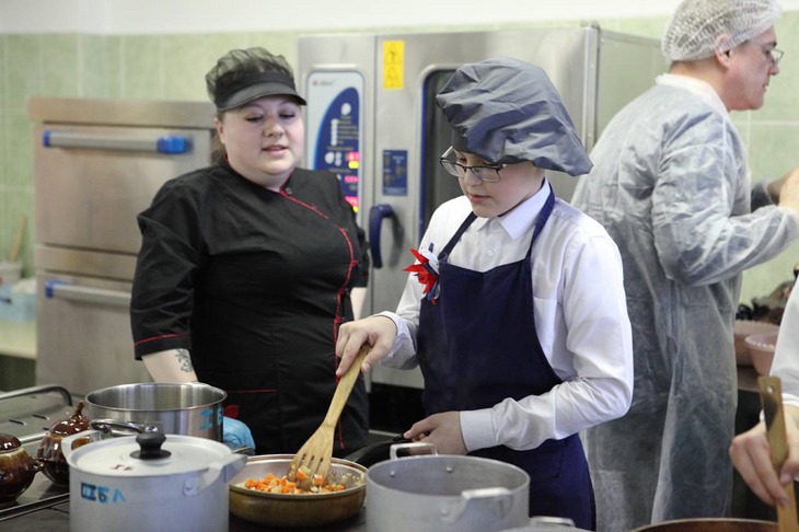 Дети готовят традиционные русские блюда. Фото пресс-службы администрации Иркутска