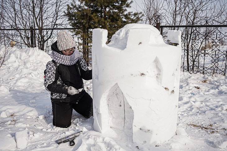 Создание фигуры из снега. Фото организаторов фестиваля