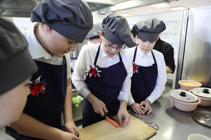 Дети готовят традиционные русские блюда. Фото пресс-службы администрации Иркутска