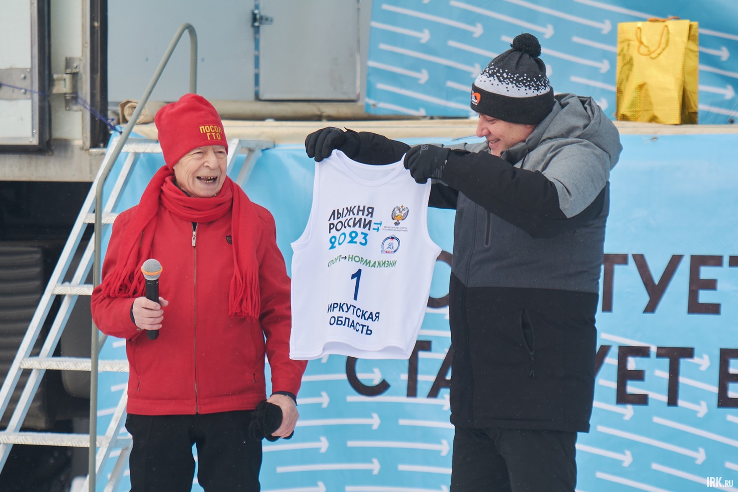 На награждении Игорь Кобзев вручил подарок самому пожилому участнику старта — ветерану Великой Отечественной войны, послу ГТО в Иркутской области, 95-летнему рекордсмену Константину Познянскому.