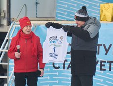 На награждении Игорь Кобзев вручил подарок самому пожилому участнику старта — ветерану Великой Отечественной войны, послу ГТО в Иркутской области, 95-летнему рекордсмену Константину Познянскому.