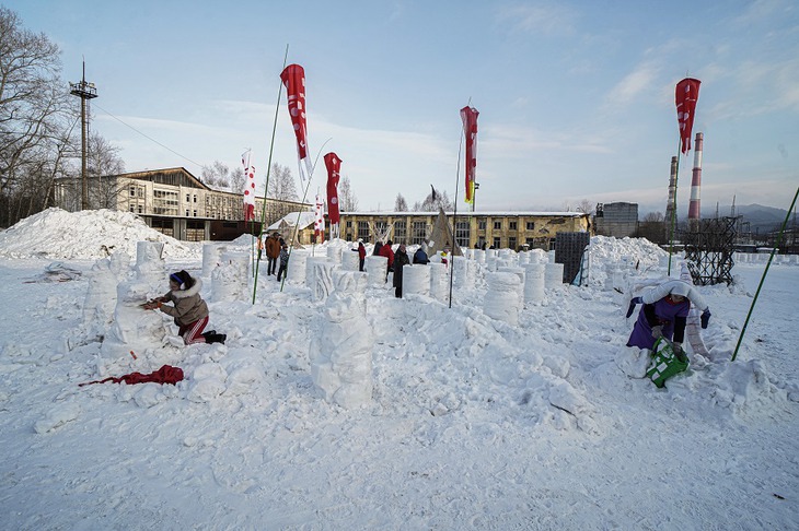 Создание фигур из снега. Фото организаторов фестиваля