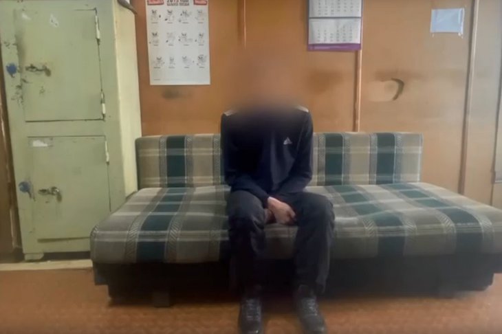 Задержанный курьер. Скриншот видео пресс-службы ГУ МВД России по Иркутской области