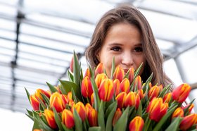 Девушка с букетом. Фото IRK.ru