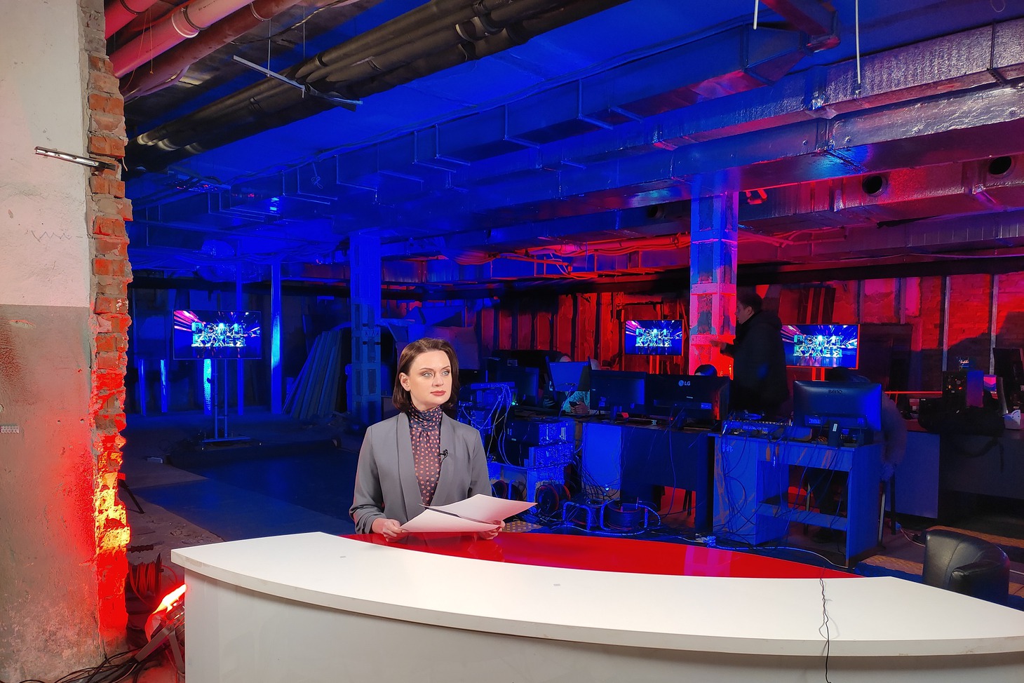 Редакция телеканала была вынуждена переместиться в подвал - основное здание было повреждено взрывной волной
