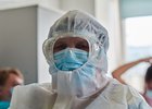 Врач в защитном костюме. Фото Маргариты Романовой, IRK.ru