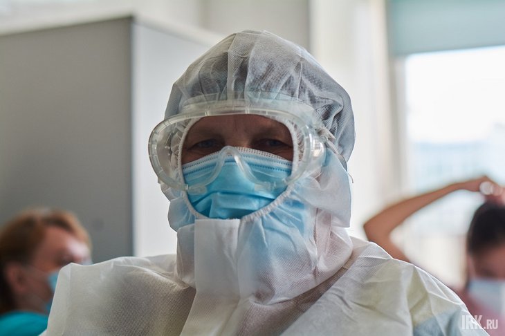 Врач в защитном костюме. Фото Маргариты Романовой, IRK.ru