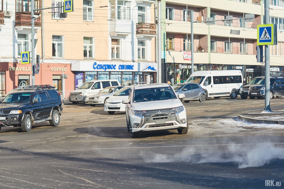 Водители стараются срезать угол при повороте с Тимирязева на Седова в попытке быстрее проехать