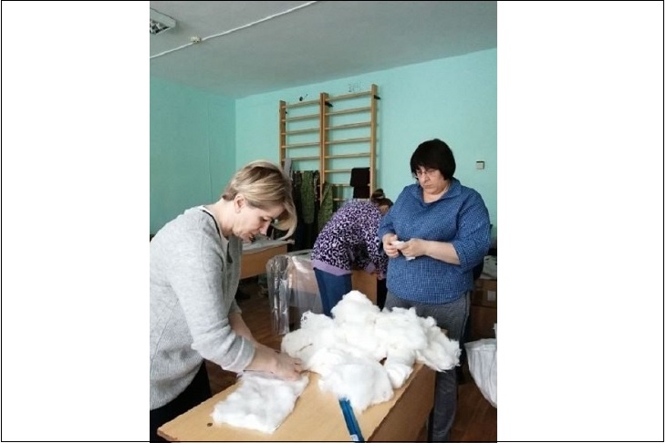 Изготовление повязок. Фото пресс-службы Иркутского областного суда