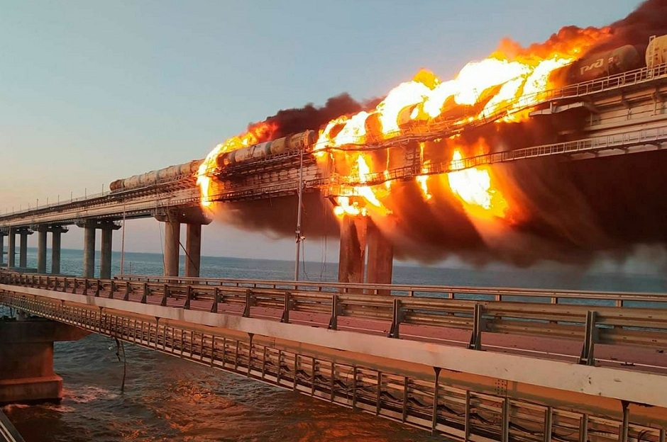 Взрыв на Крымском мосту. Фото очевидцев Взрыв на Крымском мосту. Фото очевидцев