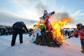 Сжигание масленицы. Фото пресс-службы ГУ МЧС России по Иркутской области