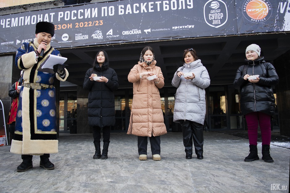 Был организован и конкурс на поедание бууз — главного праздничного блюда.