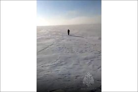 Женщина на льду Байкала. Скриншот видео пресс-службы ГУ МЧС России по Иркутской области