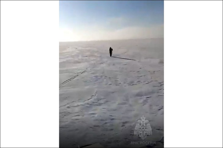 Женщина на льду Байкала. Скриншот видео пресс-службы ГУ МЧС России по Иркутской области