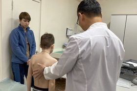 Осмотр ребенка. Фото пресс-службы Иркутской детской областной больницы