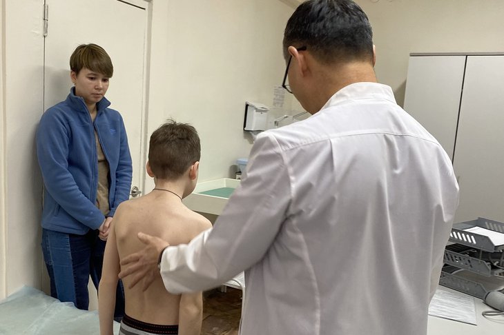 Осмотр ребенка. Фото пресс-службы Иркутской детской областной больницы